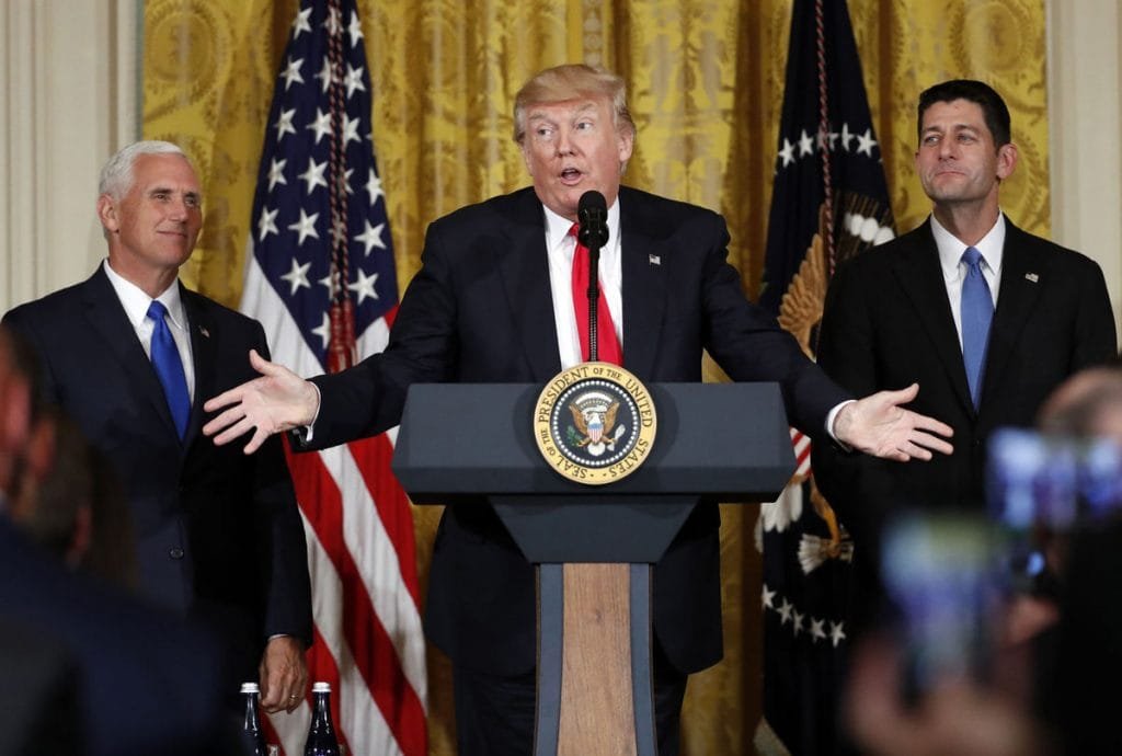 Donald Trump cambia al jefe de su gabinete