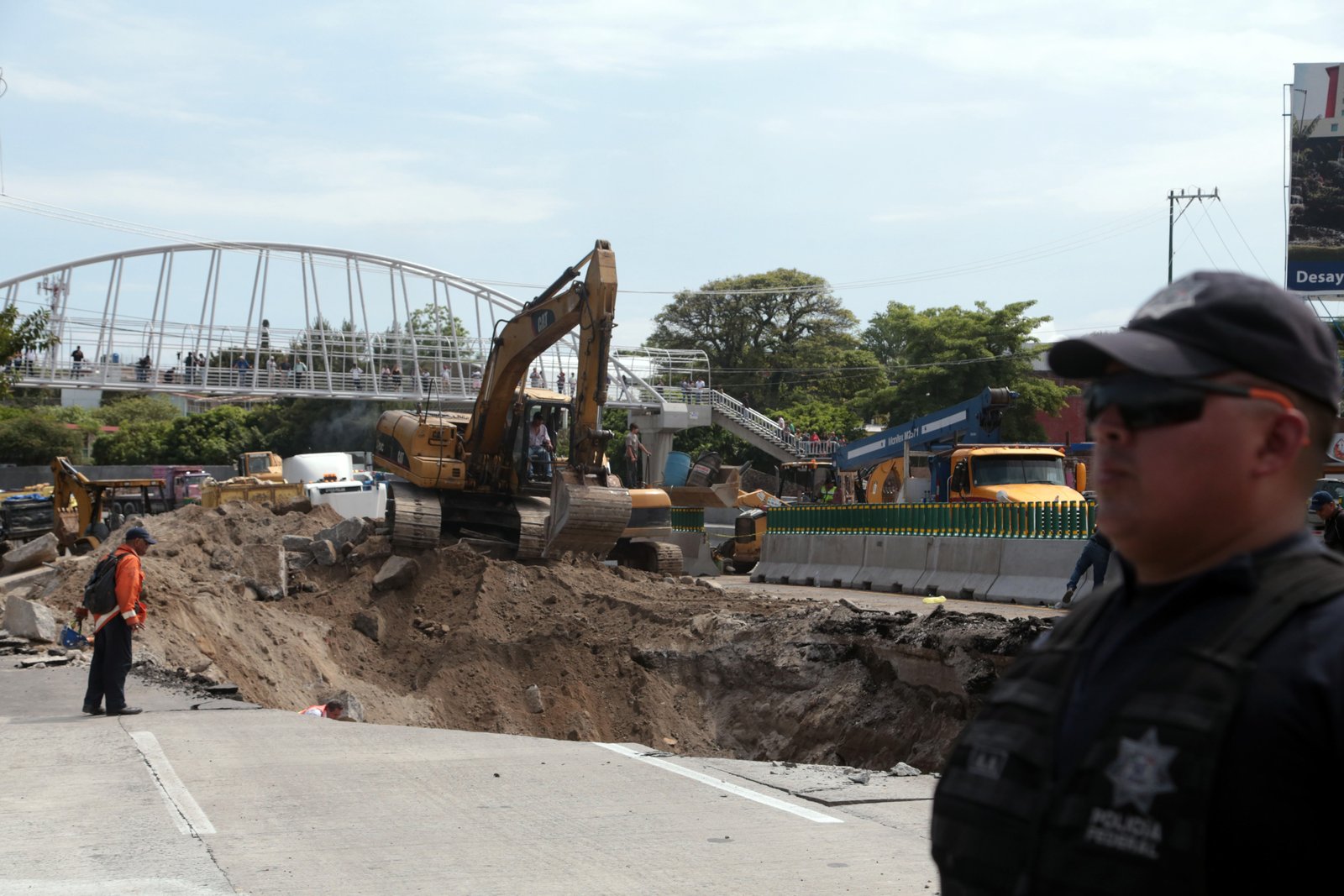 Constructoras se deslindan de socavón del Paso Express