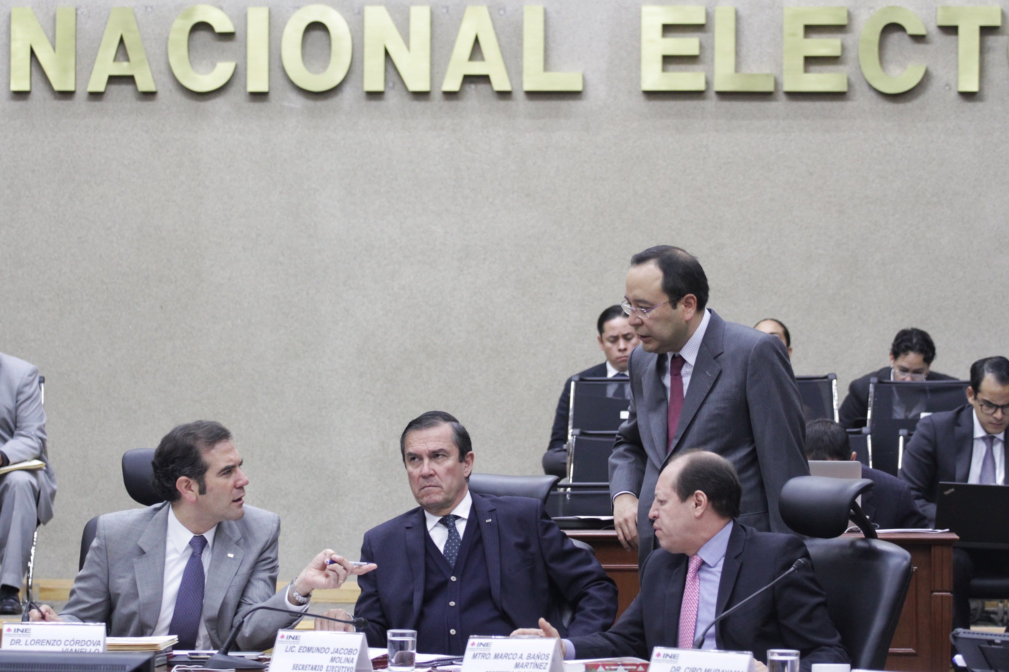 Piden renuncia de consejeros del INE