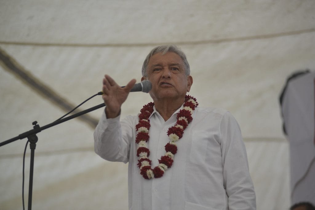 AMLO califica a Reforma como “prensa fifí”