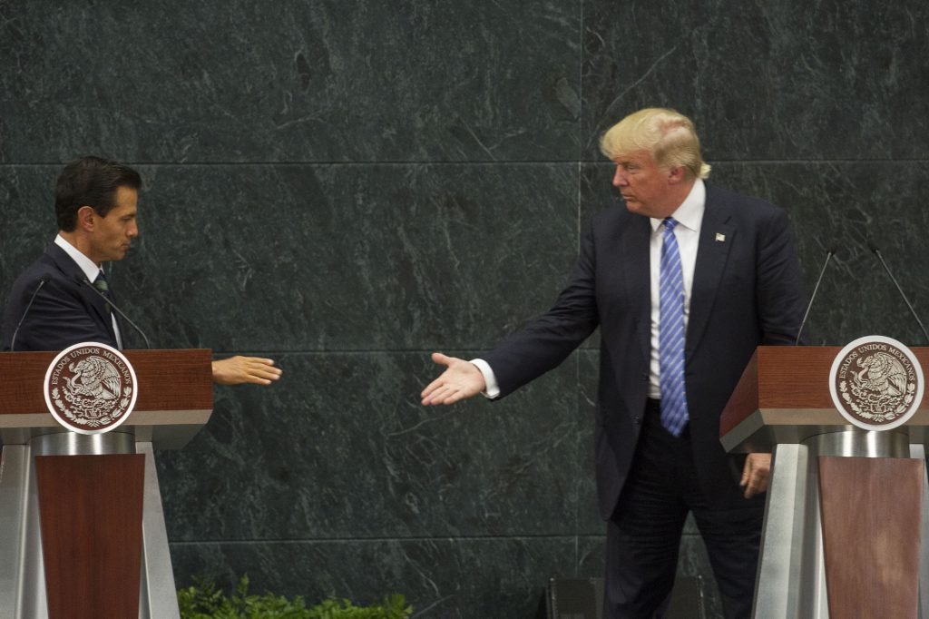 Trump pidió a EPN dejar de decir que pagará el muro