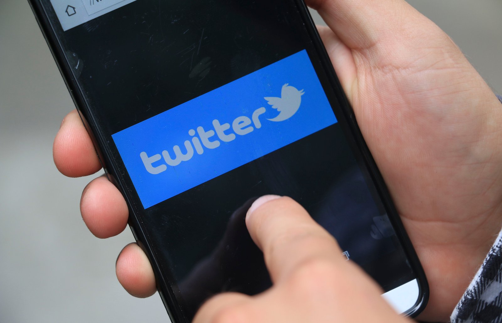 Juez ordena a presidente municipal desbloquear a usuario de Twitter