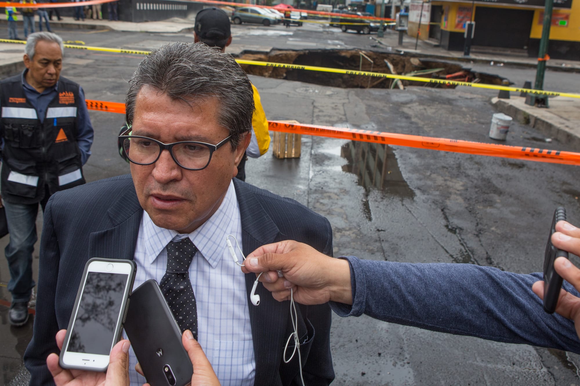 Monreal espera respuesta formal de Morena sobre encuestas