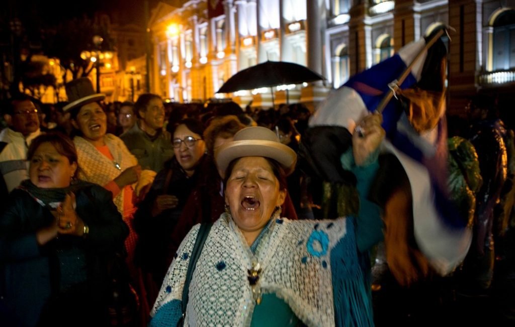 Simpatizantes del Movimiento al Socialismo celebran el fallo que permitiría la reelección de Evo Morales, el 28 de noviembre