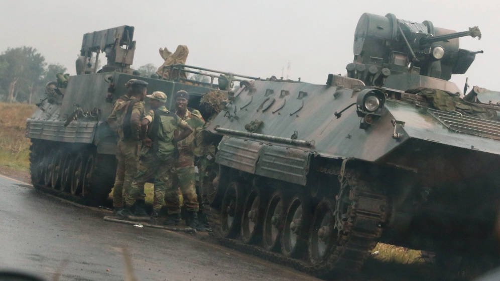 El ejército toma el control de Zimbabue, pero niega golpe de Estado