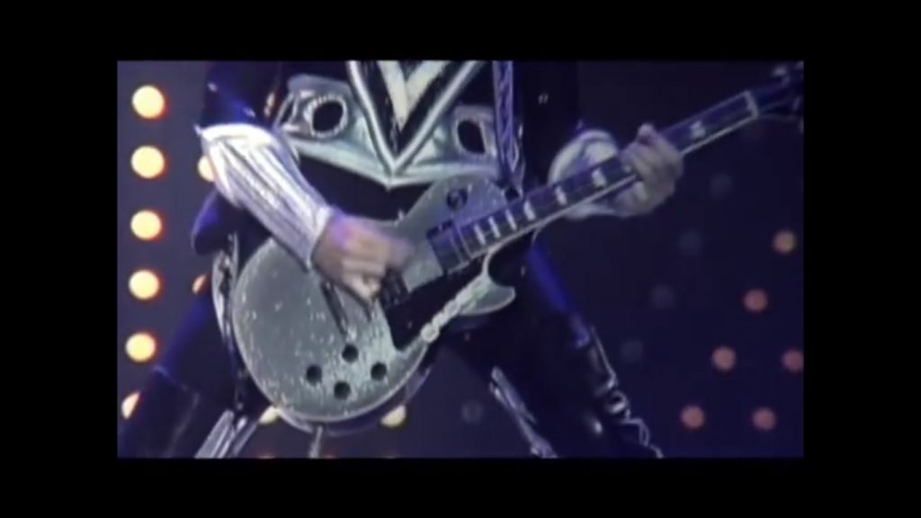 En 1960 nace el guitarrista estadounidense Tommy Thayer, del grupo Kiss #BOTD. “Tommy guitar solo”