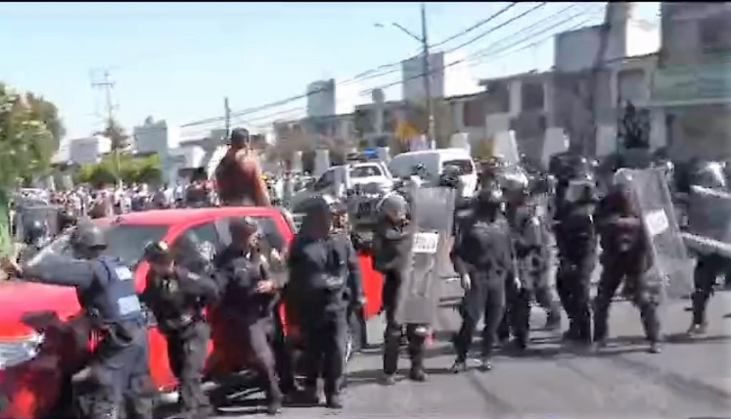 Detienen policías un altercado entre conductor de camioneta y transeúntes