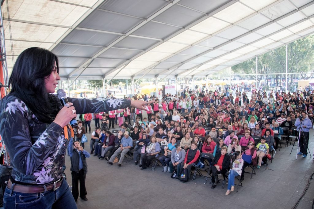 “Cojan rico , pero con condón”, dice delegada a jóvenes; y en redes crea furor