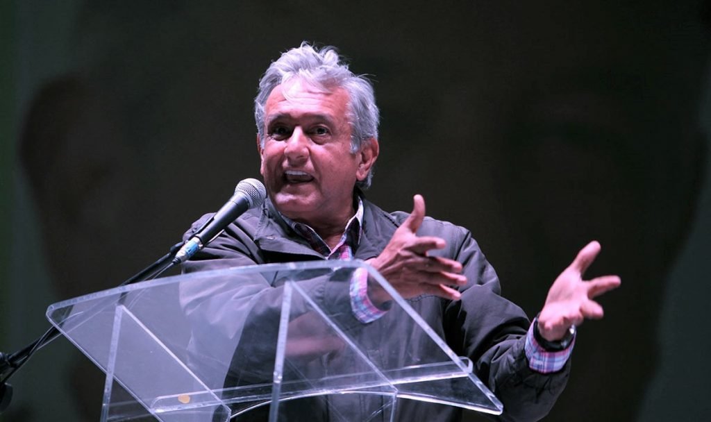 Morena pone cuadros a delegados; AMLO dice que no viviría en Los Pinos