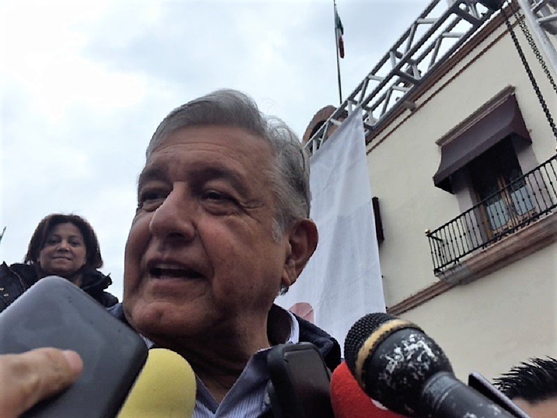 Destapa AMLO al exfutbolista Adolfo Ríos, para la alcaldía de Querétaro
