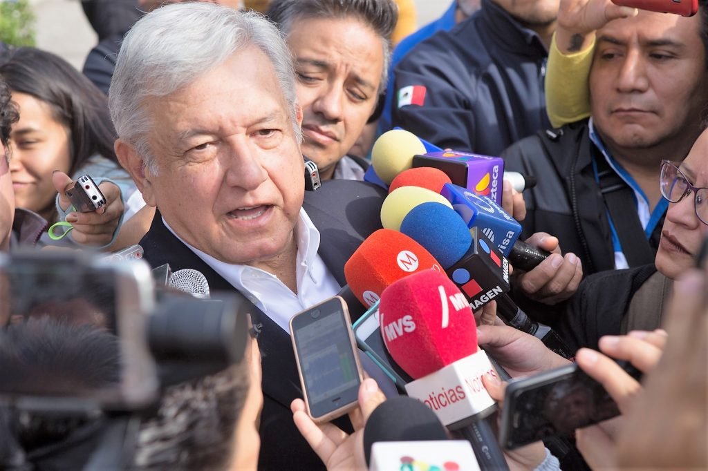 Amenaza AMLO con amparos vs nuevo aeropuerto y exploración petrolera