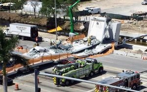 Colapsa puente peatonal en Little Havana y deja aplastados 8 vehículos