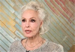 Resurge Julie Newmar, la gatúbela de TV, y su belleza aún es extasiante