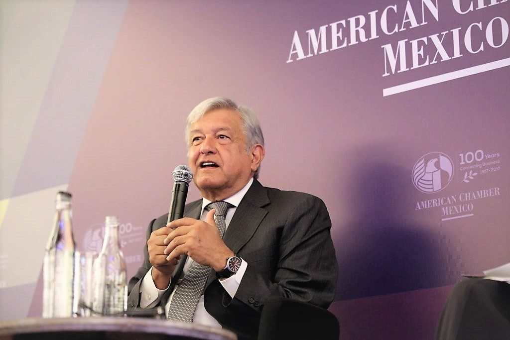 Critica AMLO poder de Salinas, aunque hace un año lo llamó "amigo"