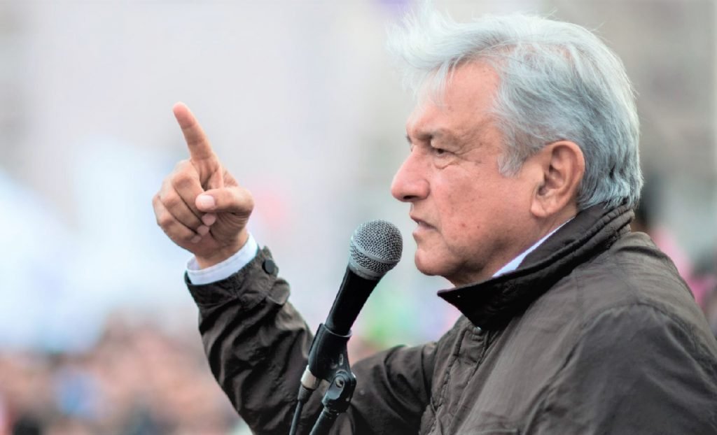 Rechazan congelar precios de gasolina; y AMLO los llama 'huachicoleros'