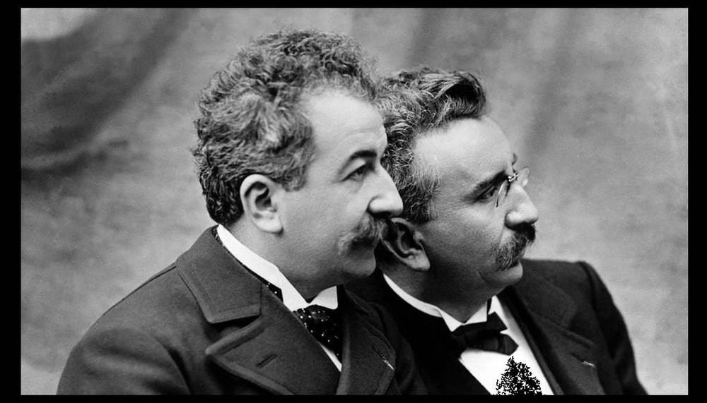 Un Día Como Hoy En 1895 Louis Y Auguste Lumiére Presentan En El Gran Café De París La Primera 7887