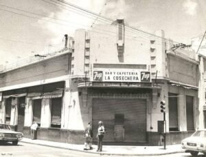Fachada de La Cosechera, bar y cafetería ya desaparecida en Tucumán, donde se desarrolla uno de los capítulos de Magnificens Cancún. 