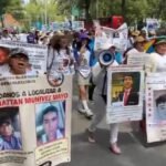 Madres buscadoras marchan al Zócalo; AMLO, enfiestado, les brinda vallas y policías