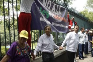 MÉXICO, DF., 26ABRIL2014.- Cuauhtémoc Cárdenas y el senador Javier Corral se integraron a la cadena humana contra las leyes secundarias de la Ley de Telecomunicaciones, la cual se intento formar de Los Pinos a Televisa Chapultepec y al final culminó con un mitin en el Senado .